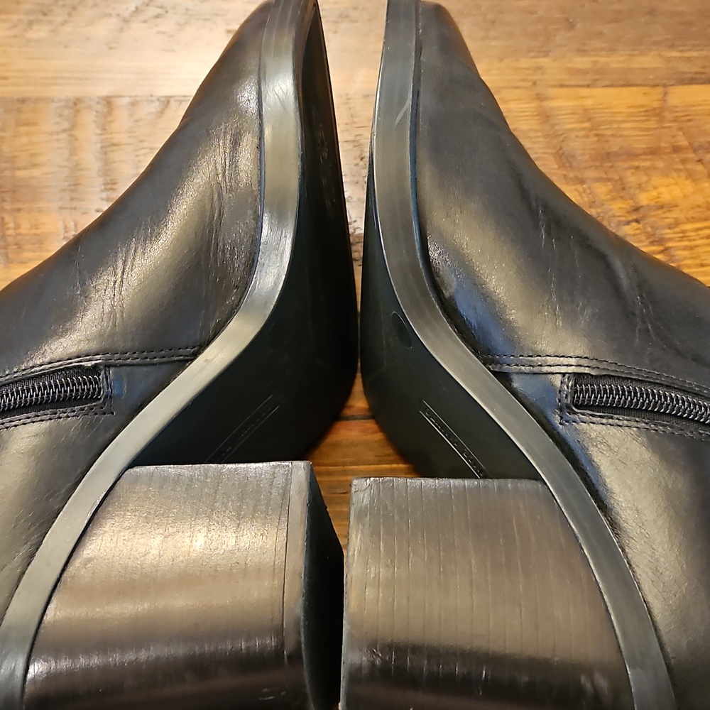 Vince Camuto Black Leather Pointed-Toe Ankle Side Zip Boots . Worn Once - Picture 8 of 12